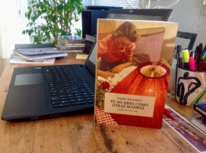 Ordenador. Libro Tú no eres como otras madres